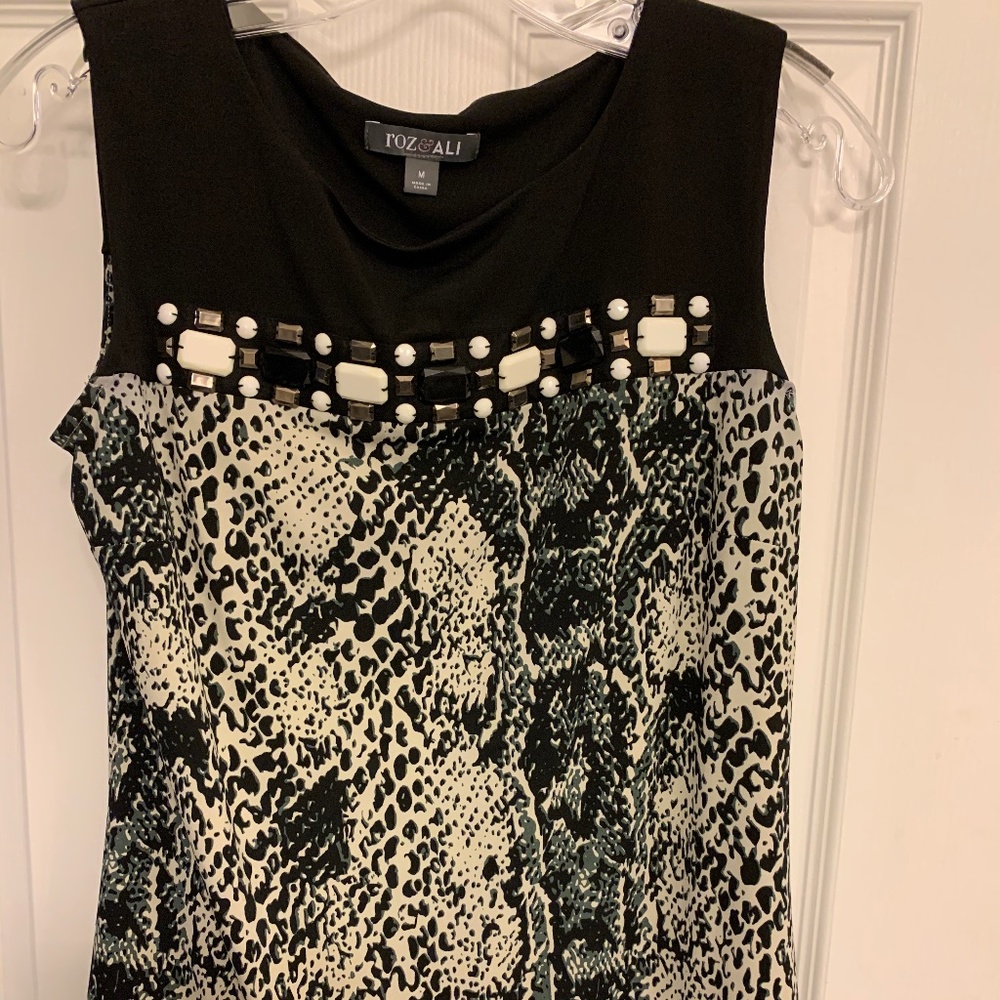 🌹Black & Beige Top!